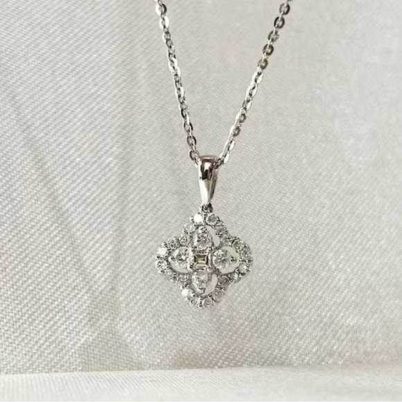 NWT-UNBRANDED FASHION GOLD-TONE SILVER TONE JEWELRY FLOWER NECKLACE NOT 925!! - Picture 5 of 6